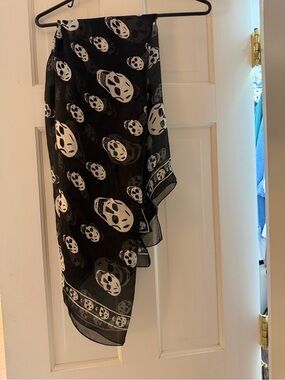 Alexander McQueen 100% Silk Skull Scarf Black & Ivory